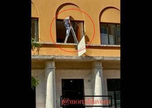 Roma, denuncia su pagina Facebook 'Morti di lavoro': "Operaio su scala senza protezioni in sede Federmanager"