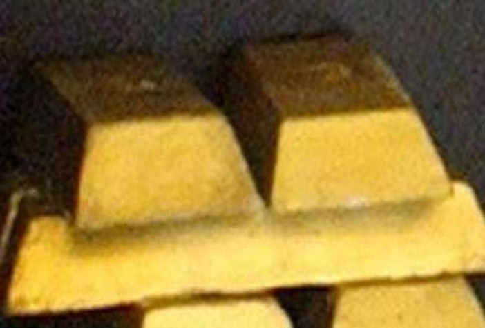 Butta 20 lingotti d'oro del valore di 120 mila euro nel cassonetto dei rifiuti: il lieto fine