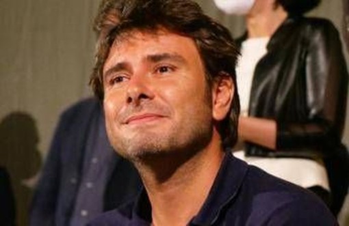 Di Battista sui social ringrazia Scanzi dopo il falso annuncio della morte: "Speriamo bene" Di Battista sui social ringrazia Scanzi dopo il falso annuncio della morte: "Speriamo bene"