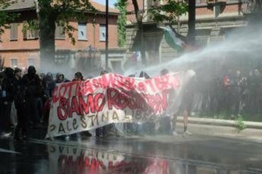 Primo maggio a Torino, gruppo si stacca da corteo verso Askatasuna: tensioni con agenti