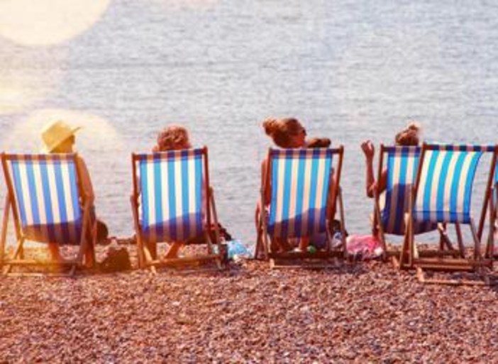 Dalle bollette alle vacanze, dal carburante al gelato: quanto ci costa agosto 2026
