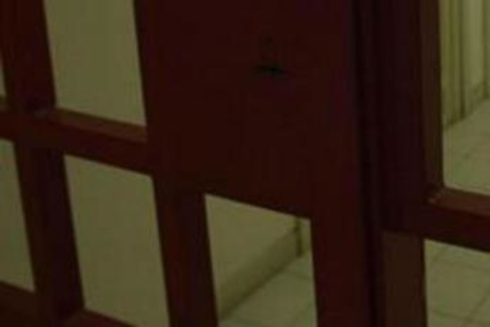 Non ricaricava il braccialetto elettronico per non farlo funzionare: arrestato