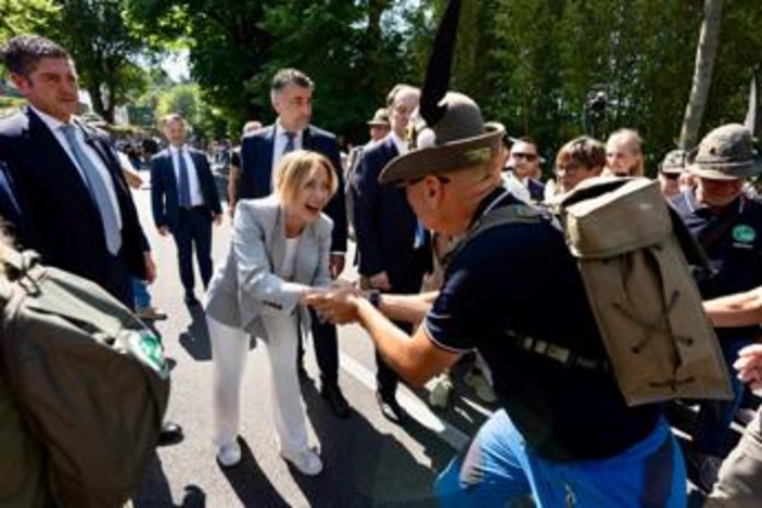 Italia-Usa, governo 'smorza' polemica con Trump. Meloni dagli Alpini: "Un po' di sano orgoglio nazionale"