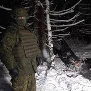 Ucraina, attacco alla residenza di Putin: Russia mostra il drone abbattuto Ucraina, attacco alla residenza di Putin: Russia mostra il drone abbattuto