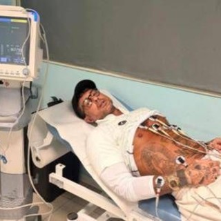 Corona e la foto in ospedale su X, il dettaglio preoccupa i follower