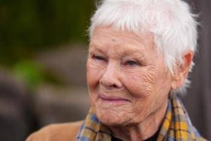 Judi Dench e la malattia agli occhi: "Non posso più recitare, né leggere un libro"