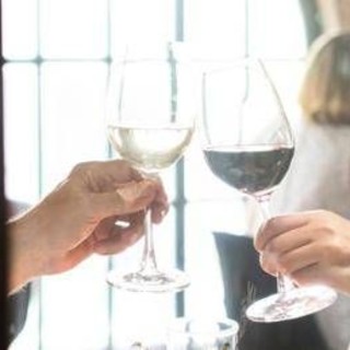 A cena con un'altra donna, moglie lo scopre da video spot ristorante e lo lascia