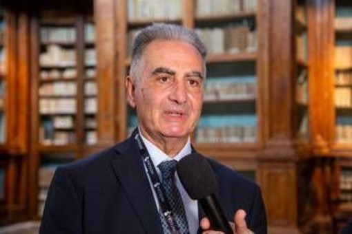 Ai, neurochirurgo Catapano: "Cambia cure e rapporto con i pazienti" Ai, neurochirurgo Catapano: "Cambia cure e rapporto con i pazienti"