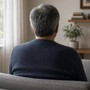 Mezz'ora sul divano aumenta il rischio di morte, lo studio (e il rimedio)