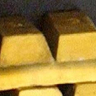 Butta 20 lingotti d'oro del valore di 120 mila euro nel cassonetto dei rifiuti: il lieto fine