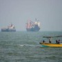 Iran, Pasdaran: "Tre petroliere contro mine nello Stretto di Hormuz, una è esplosa"