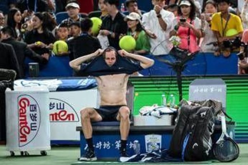 Sinner, infortunio a Shanghai? Jannik zoppica e si ferma nel match contro Griekspoor