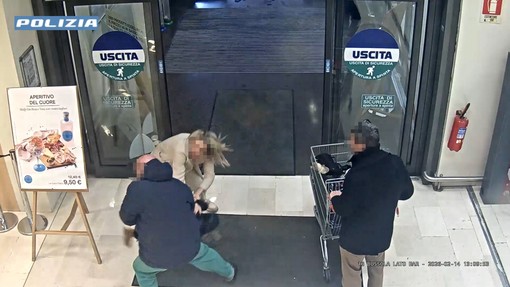 Tenta di rapire una bambina in un supermercato a Bergamo, arrestato Tenta di rapire una bambina in un supermercato a Bergamo, arrestato