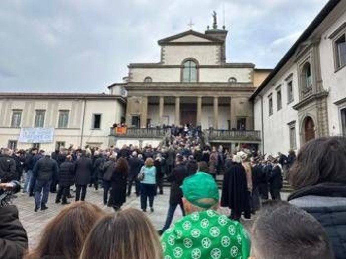 Bossi, a Pontida l'ultimo saluto al Senatur tra 'Padania libera' e contestazioni Bossi, a Pontida l'ultimo saluto al Senatur tra 'Padania libera' e contestazioni
