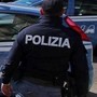 Inseguimento a Ostia, auto in fuga dalla polizia investe due ragazze Inseguimento a Ostia, auto in fuga dalla polizia investe due ragazze