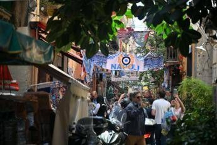 Sindaco francese dice no ai panni stesi: "Qui non siamo a Napoli". La risposta dell'assessore Puca: "Ci dispiace per voi" Sindaco francese dice no ai panni stesi: "Qui non siamo a Napoli". La risposta dell'assessore Puca: "Ci dispiace per voi"