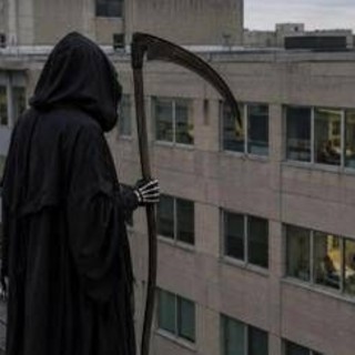 Vestito da morte sale sul tetto di un ospedale e fissa i pazienti: arrestato Vestito da morte sale sul tetto di un ospedale e fissa i pazienti: arrestato