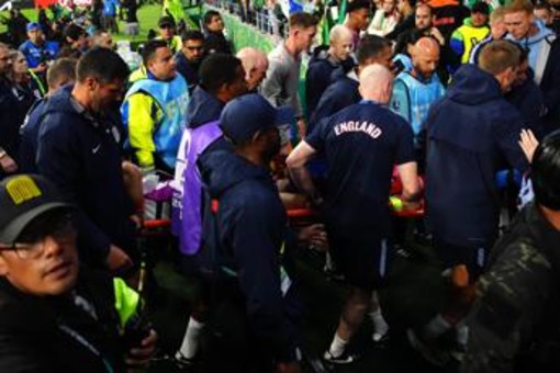 Messico-Inghilterra 2-3, Henderson cade dopo il match: infortunio al polso e corsa in ospedale Messico-Inghilterra 2-3, Henderson cade dopo il match: infortunio al polso e corsa in ospedale