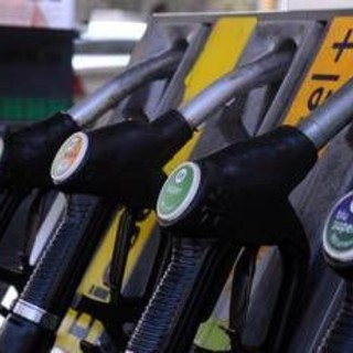 Benzina, prezzo al massimo da marzo 2022: "In due giorni un pieno costa 1 euro in più"