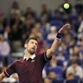 Djokovic torna a vincere: De Minaur si ritira e il serbo conquista per la settima volta Pechino Djokovic torna a vincere: De Minaur si ritira e il serbo conquista per la settima volta Pechino