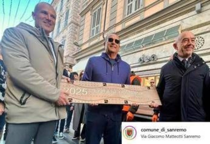 Sanremo, Carlo Conti posa la targa per Olly nella 'Walk of Fame' del Festival