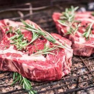 Alzheimer, mangiare più carne può proteggere il cervello: lo studio