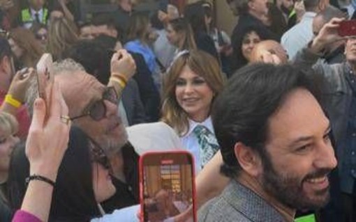 Tornano 'I Cesaroni', bagno di folla per il cast al teatro Palladium di Roma Tornano 'I Cesaroni', bagno di folla per il cast al teatro Palladium di Roma