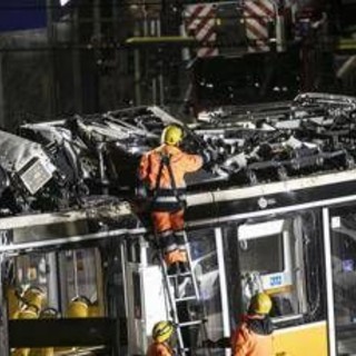 Tram deragliato a Milano, Procura al lavoro per ricostruire "secondo per secondo" il tragitto: le ipotesi