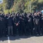 Gb, centinaia di manifestanti incappucciati bloccano Dover: "Fermate le barche dei migranti"