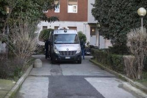 Donna trovata morta in cortile a Milano, non è ancora stata identificata