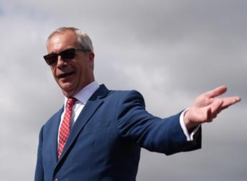 Farage e le accuse di finanziamenti illeciti: "Mi dimetto da deputato e mi ricandido" Farage e le accuse di finanziamenti illeciti: "Mi dimetto da deputato e mi ricandido"