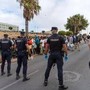 Nuovi scontri a Ceuta tra migranti e polizia, agenti sparano in aria per disperdere folla