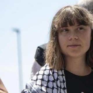 Flotilla, attivisti turchi liberi: "Greta costretta a baciare bandiera Israele" Flotilla, attivisti turchi liberi: "Greta costretta a baciare bandiera Israele"