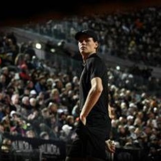 Sinner in campo, ma il Centrale 'sfotte' Medvedev: "Dai che è cotto" Sinner in campo, ma il Centrale 'sfotte' Medvedev: "Dai che è cotto"