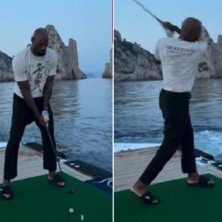 LeBron James gioca a gof... in mare. Il Codacons accusa: "Sta inquinando"