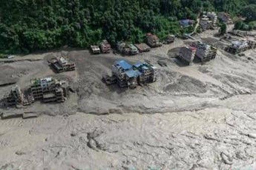Alluvione in Nepal, l'italiano tratto in salvo: "In pullman a 20 metri dal disastro, un'onda gigantesca di fango e detriti, poi il boato" Alluvione in Nepal, l'italiano tratto in salvo: "In pullman a 20 metri dal disastro, un'onda gigantesca di fango e detriti, poi il boato"