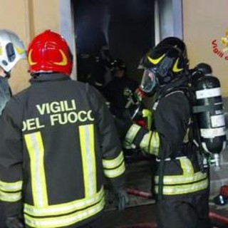 Bologna, incendio in palazzo di quattro piani: 7 adulti e due bambini in ospedale