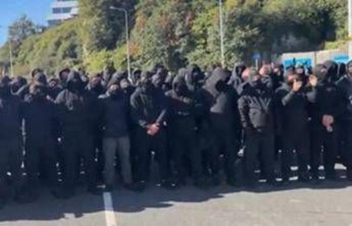 Gb, centinaia di manifestanti incappucciati bloccano Dover: "Fermate le barche dei migranti"