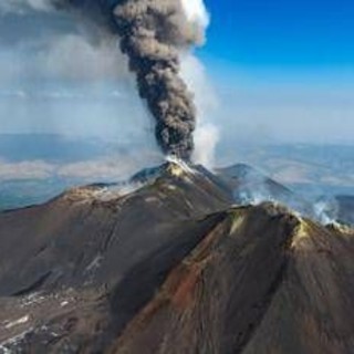 Eruzione Etna, voli in arrivo sospesi fino alle 12 all'aeroporto di Catania