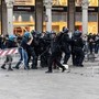 Guerriglia a Milano, ai domiciliari uno dei maggiorenni arrestati per scontri e altri quattro in carcere: la decisione del Gip