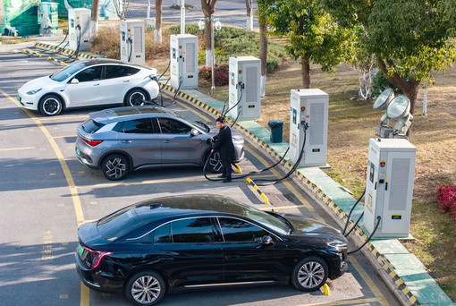 Cina, aumenta il consumo di energia per auto elettriche e servizi dati internet Cina, aumenta il consumo di energia per auto elettriche e servizi dati internet