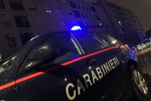 Massa, uomo trovato morto sul balcone di casa: sul corpo segni di coltellate Massa, uomo trovato morto sul balcone di casa: sul corpo segni di coltellate