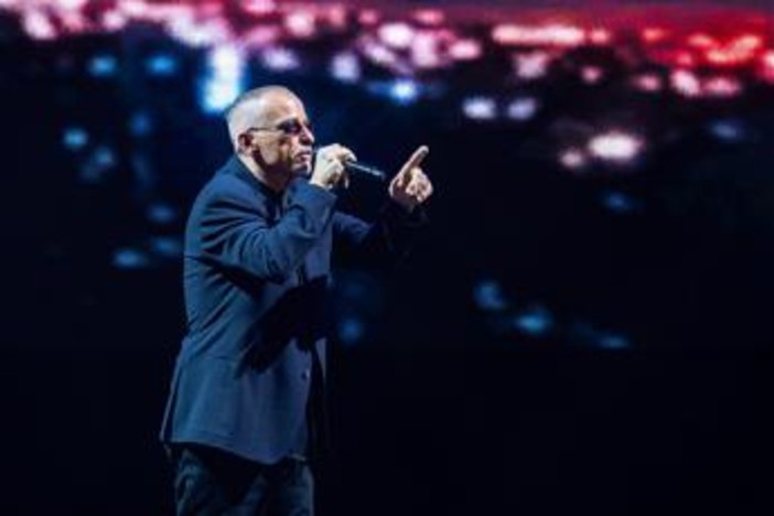 Eros Ramazzotti stop al tour, operato alle corde vocali: "Dovremo aspettare il 2027" Eros Ramazzotti stop al tour, operato alle corde vocali: "Dovremo aspettare il 2027"