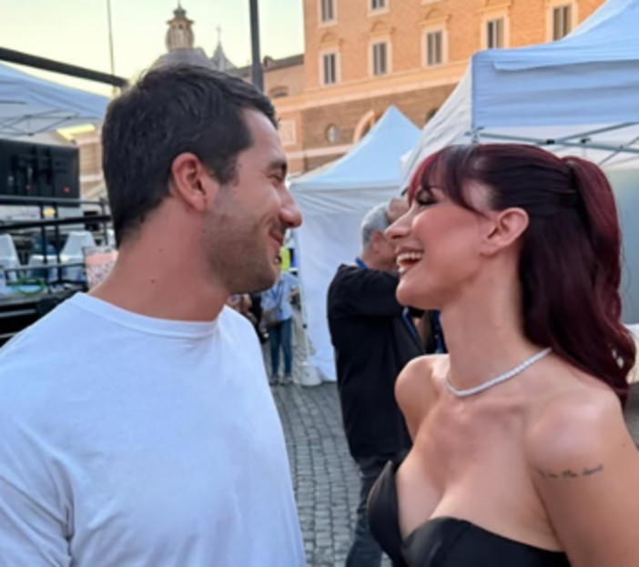 Andrea Delogu, il suo cuore batte per Alessandro Marziali: primo selfie di coppia Andrea Delogu, il suo cuore batte per Alessandro Marziali: primo selfie di coppia