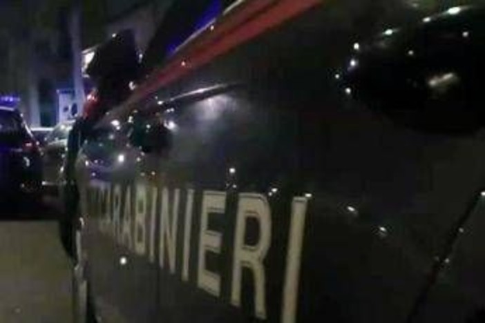 Difende il padre da un tentativo di rapina, accoltellato 46enne a Napoli
