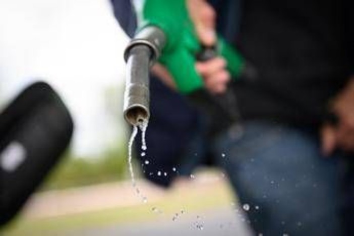 Carburanti, su i prezzi: diesel oltre i 2 euro al litro e benzina verso il massimo del 2026 Carburanti, su i prezzi: diesel oltre i 2 euro al litro e benzina verso il massimo del 2026