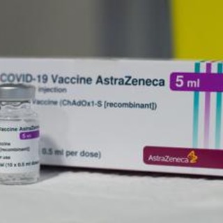 Covid, AstraZeneca ammette: vaccino può causare trombosi rara
