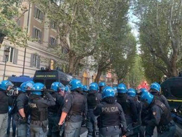 Cronista Adnkronos minacciata durante corteo pro Pal a Roma: la solidarietà della politica