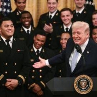 Stretto di Hormuz, Trump prepara fase 2 con navi e marines. Londra concede basi agli Usa