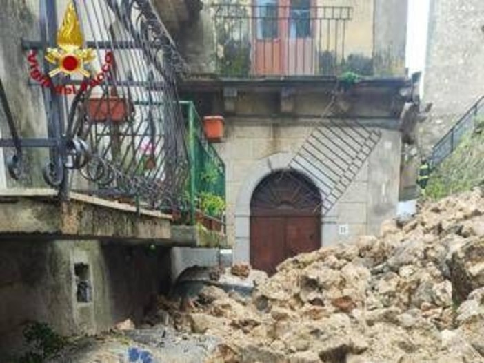 Reggio Calabria, crolla muro a ridosso di una chiesa: auto travolte dai detriti Reggio Calabria, crolla muro a ridosso di una chiesa: auto travolte dai detriti